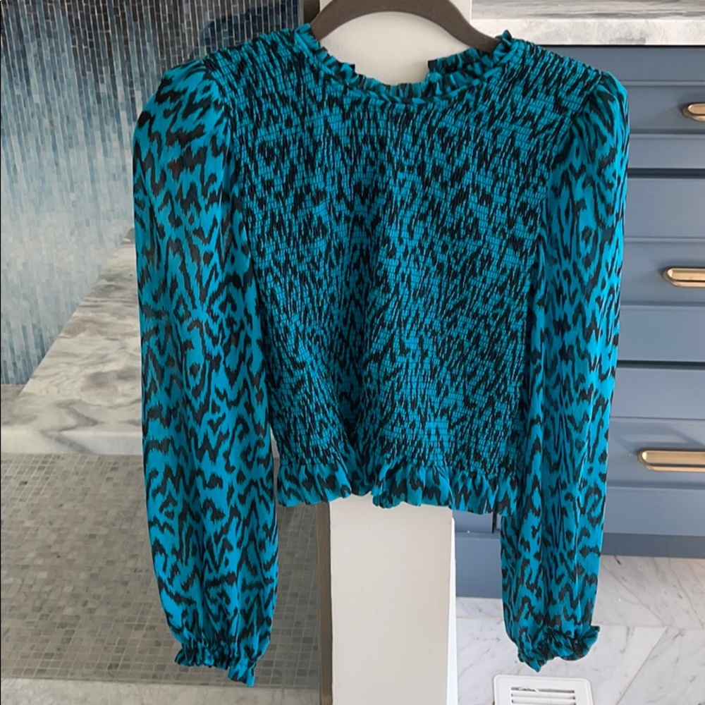 Wilfred blouse. Cropped, smocked, super sexy on!